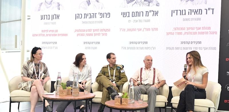 פאנל ''מתיאוריה למעשה: איך מכשירים את דור העתיד?'' בכנס מיומנויות המחר / צילום: תמר מצפי פאנל ''מתיאוריה למעשה: איך מכשירים את דור העתיד?'' בכנס מיומנויות המחר / צילום: תמר מצפי