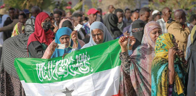 תושבים בבירת סומלילנד, הרגייסה, בתור להצבעה לנשיאות / צילום: ap, Abdirahman Aleeli תושבים בבירת סומלילנד, הרגייסה, בתור להצבעה לנשיאות / צילום: ap, Abdirahman Aleeli