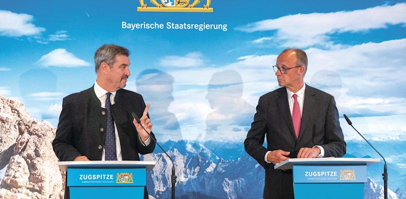 מימין: הקנצלר הפדרלי פרידריך מרץ (CDU) וראש ממשלת בוואריה (CSU) מרקוס זדר, גרמניה / צילום: Reuters, Peter Kneffel מימין: הקנצלר הפדרלי פרידריך מרץ (CDU) וראש ממשלת בוואריה (CSU) מרקוס זדר, גרמניה / צילום: Reuters, Peter Kneffel
