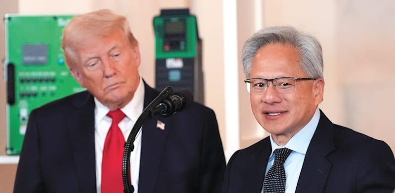 נשיא ארה''ב דונלד טראמפ ומנכ''ל אנבידיה ג'נסן הואנג / צילום: ap, Alex Brandon נשיא ארה''ב דונלד טראמפ ומנכ''ל אנבידיה ג'נסן הואנג / צילום: ap, Alex Brandon