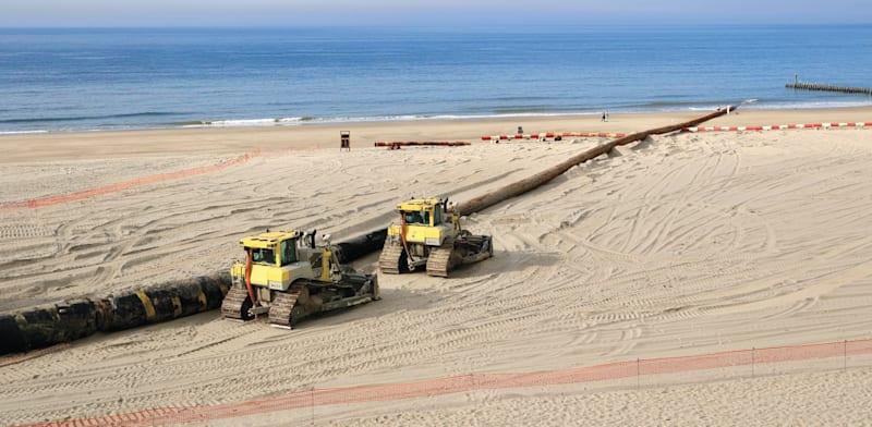 עבודות על כבל תת־ימי בחוף זיילנד שבהולנד / צילום: Shutterstock עבודות על כבל תת־ימי בחוף זיילנד שבהולנד / צילום: Shutterstock