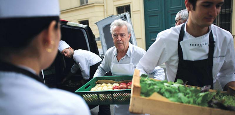אלן פאסאר, מוקף בצוות הטבחים שלו, עם ארגזי ירקות מגינתו, בחודש שעבר / צילום: Reuters, Gonzalo Fuentes TPX אלן פאסאר, מוקף בצוות הטבחים שלו, עם ארגזי ירקות מגינתו, בחודש שעבר / צילום: Reuters, Gonzalo Fuentes TPX