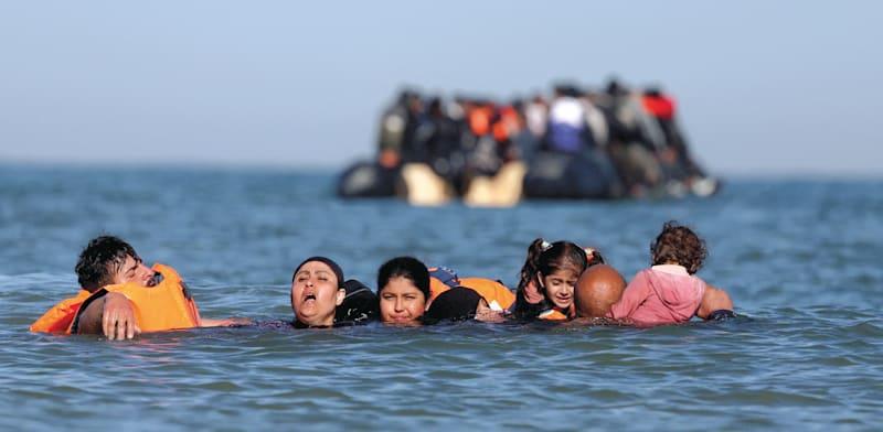 מבקשי מקלט שלא הצליחו לעלות על סירה לבריטניה, סמוך לחוף הצרפתי. / צילום: Reuters, Hannah McKay מבקשי מקלט שלא הצליחו לעלות על סירה לבריטניה, סמוך לחוף הצרפתי. / צילום: Reuters, Hannah McKay