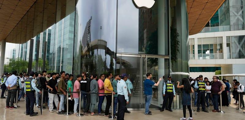 חנות אפל במומביי, החברה מרחיבה פעילות בהודו / צילום: ap, Rajanish Kakade חנות אפל במומביי, החברה מרחיבה פעילות בהודו / צילום: ap, Rajanish Kakade