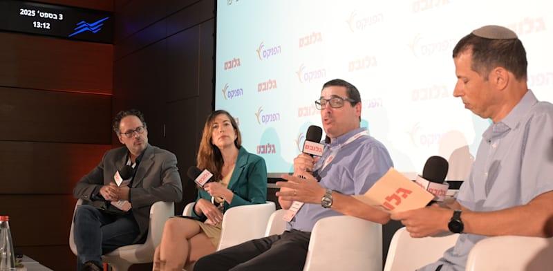 מימין: סגן עורכת גלובס דרור מרמור, ד''ר קובי ברדה, הדס לורבר ופרופ' אריה קרמפף בכנס ההשקעות 2025 / צילום: תמר מצפי מימין: סגן עורכת גלובס דרור מרמור, ד''ר קובי ברדה, הדס לורבר ופרופ' אריה קרמפף בכנס ההשקעות 2025 / צילום: תמר מצפי
