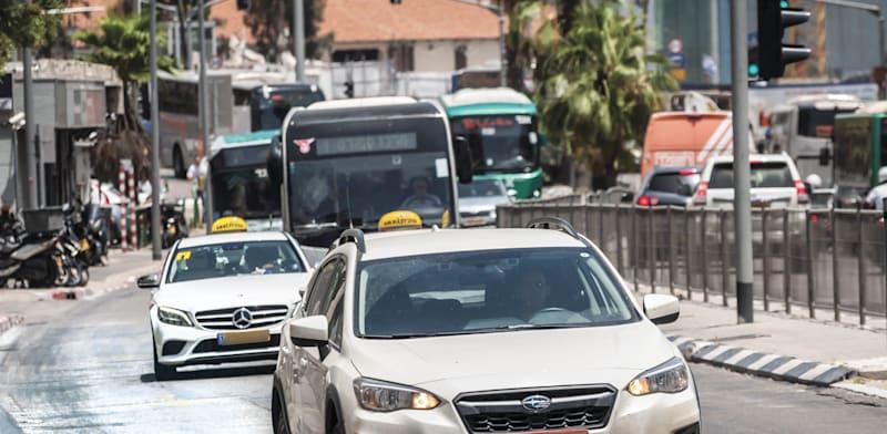 מוניות בדרכים / צילום: Shutterstock מוניות בדרכים / צילום: Shutterstock