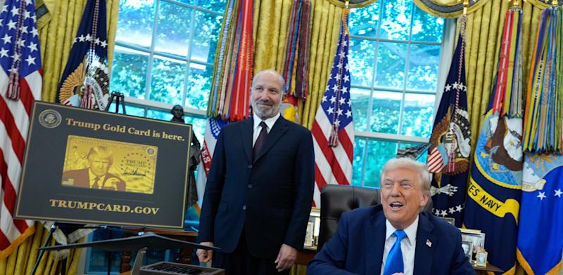 טראמפ ולוטניק בהצהרה על מסלולי ויזת העבודה החדשים / צילום: ap, Alex Brandon טראמפ ולוטניק בהצהרה על מסלולי ויזת העבודה החדשים / צילום: ap, Alex Brandon