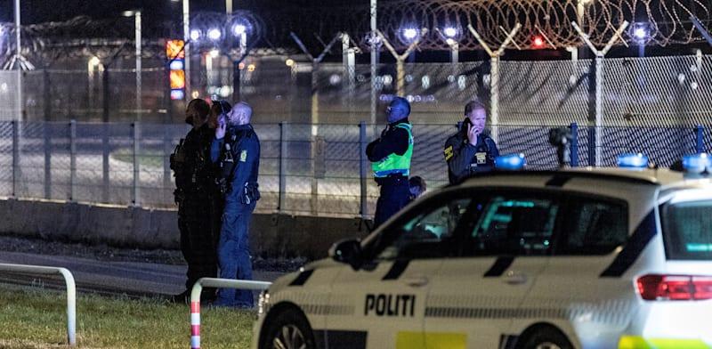 כוחות משטרה בשדה התעופה בקופנהגן, הלילה / צילום: Reuters, Steven Knap כוחות משטרה בשדה התעופה בקופנהגן, הלילה / צילום: Reuters, Steven Knap