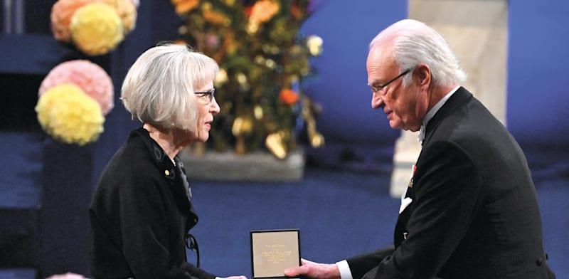 האישה השלישית בסה''כ שזכתה בפרס זה: המלך קרל גוסטב (מימין) מעניק פרס נובל לכלכלה לקלודיה גולדין, 2023 / צילום: Reuters, TT NEWS AGENCY האישה השלישית בסה''כ שזכתה בפרס זה: המלך קרל גוסטב (מימין) מעניק פרס נובל לכלכלה לקלודיה גולדין, 2023 / צילום: Reuters, TT NEWS AGENCY