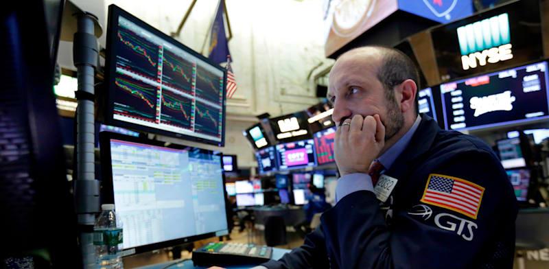 סוחר בקומת המסחר בבורסת ניו יורק / צילום: ap, Richard Drew סוחר בקומת המסחר בבורסת ניו יורק / צילום: ap, Richard Drew