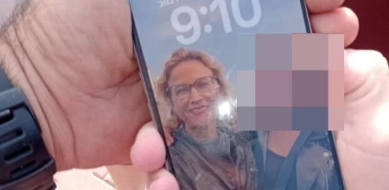 הטלפון שאותר בחוף הים / צילום: חדשות 12 הטלפון שאותר בחוף הים / צילום: חדשות 12