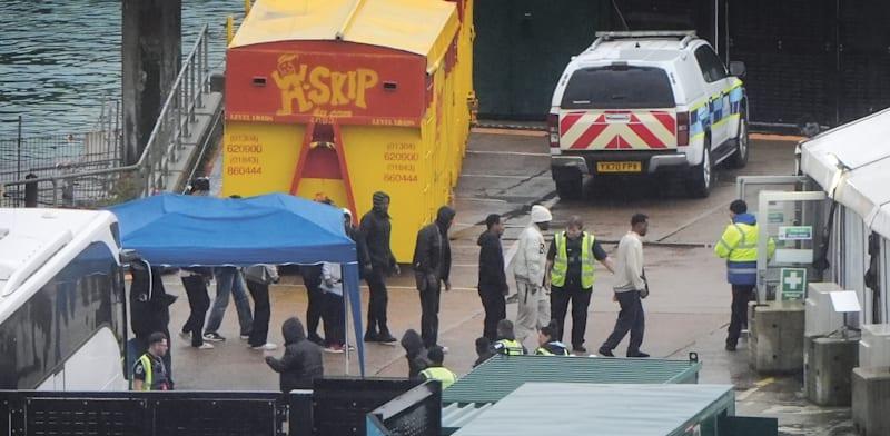 מהגרים שנכנסו לבריטניה דרך צרפת / צילום: Reuters, Gareth Fuller מהגרים שנכנסו לבריטניה דרך צרפת / צילום: Reuters, Gareth Fuller