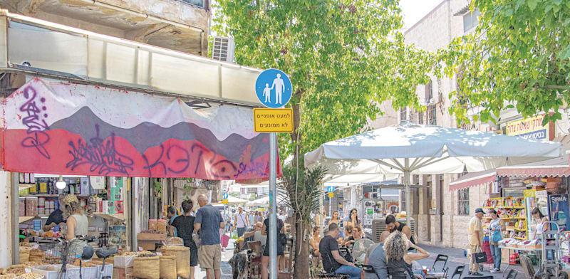 רחוב בתל אביב. ''כל בעל מקצוע חושב על החלק שלו, יועץ אשפה רוצה מקום למשאיות'' / צילום: Shutterstock רחוב בתל אביב. ''כל בעל מקצוע חושב על החלק שלו, יועץ אשפה רוצה מקום למשאיות'' / צילום: Shutterstock