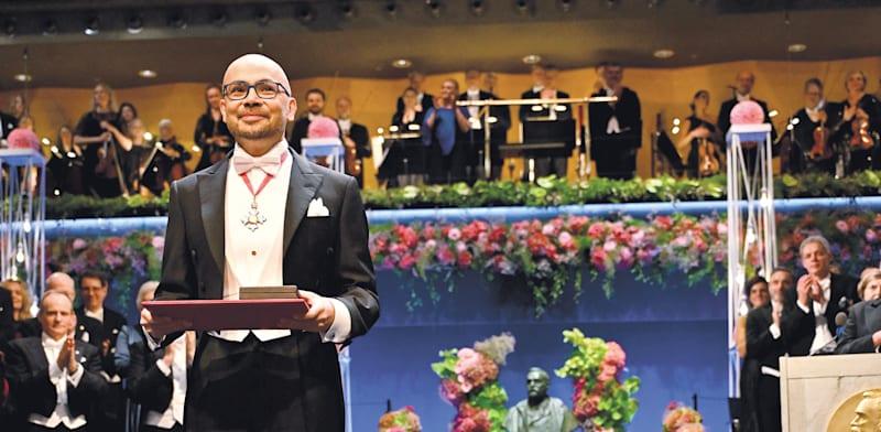 דמיס הסביס בטקס קבלת פרס נובל 2024 / צילום: Reuters, TT News Agency/Henrik Montgomery דמיס הסביס בטקס קבלת פרס נובל 2024 / צילום: Reuters, TT News Agency/Henrik Montgomery