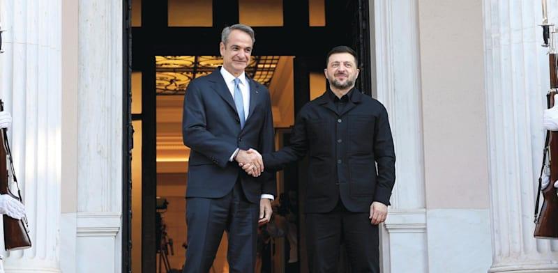 נשיא אוקראינה זלנסקי (מימין) וראש ממשלת יוון מיצוטאקיס / צילום: ap, Yorgos Karahalis נשיא אוקראינה זלנסקי (מימין) וראש ממשלת יוון מיצוטאקיס / צילום: ap, Yorgos Karahalis