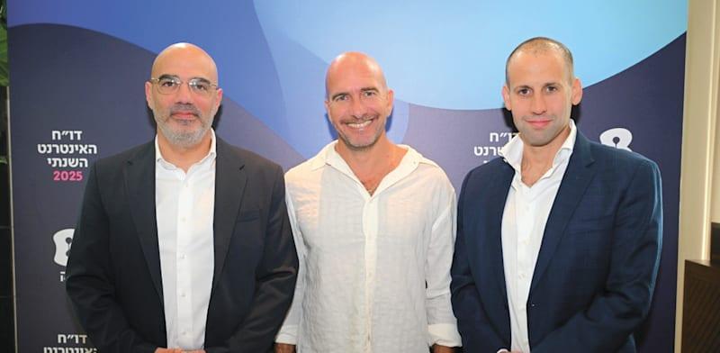 יו''ר בזק תומר ראבד, הפרזנטור אסי כהן והמנכ''ל ניר דוד / צילום: אלעד גוטמן יו''ר בזק תומר ראבד, הפרזנטור אסי כהן והמנכ''ל ניר דוד / צילום: אלעד גוטמן