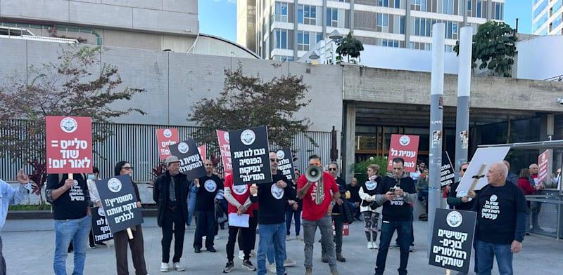 הפגנת חוסכי סלייס מחוץ לבית המשפט הבוקר / צילום: עמירם גיל הפגנת חוסכי סלייס מחוץ לבית המשפט הבוקר / צילום: עמירם גיל