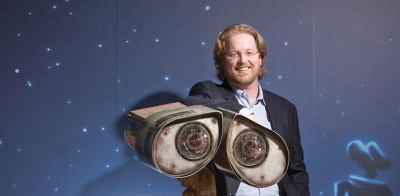 אנדרו סטנטון ודמותו של וול-E. ''נתיב אחר לגמרי בכביש המהיר'' / צילום: Reuters, Martin Klimek אנדרו סטנטון ודמותו של וול-E. ''נתיב אחר לגמרי בכביש המהיר'' / צילום: Reuters, Martin Klimek