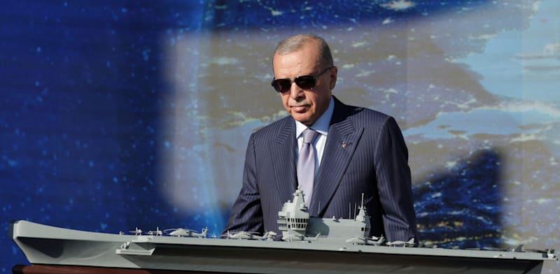 נשיא טורקיה ארדואן עם דגם של נושאת המטוסים / צילום: Reuters, Murad Sezer נשיא טורקיה ארדואן עם דגם של נושאת המטוסים / צילום: Reuters, Murad Sezer