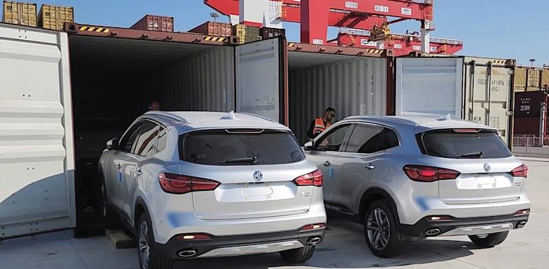 מכוניות סיניות נפרקות ממכולות בנמל המפרץ / צילום: יח''צ מכוניות סיניות נפרקות ממכולות בנמל המפרץ / צילום: יח''צ