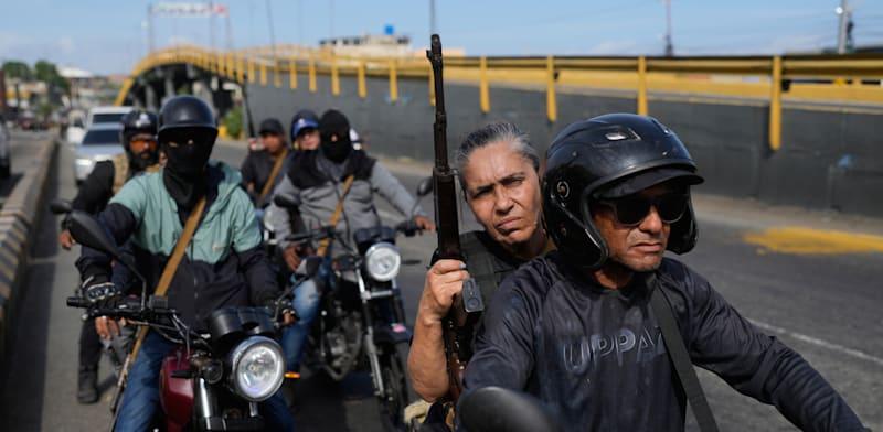 מיליציות של אזרחים חמושים תומכי הנשיא מדורו יוצאים לרחובות / צילום: ap, Matias Delacroix מיליציות של אזרחים חמושים תומכי הנשיא מדורו יוצאים לרחובות / צילום: ap, Matias Delacroix
