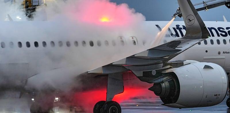 הפשרת קרח ממטוס בגרמניה / צילום: ap, Michael Probst הפשרת קרח ממטוס בגרמניה / צילום: ap, Michael Probst