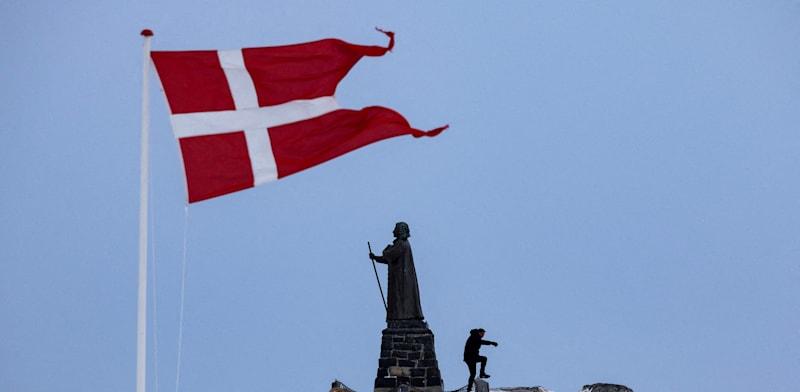 דגלה של דנמרק מתנוסס על אדמת גרינלנד / צילום: Reuters, Marko Djurica דגלה של דנמרק מתנוסס על אדמת גרינלנד / צילום: Reuters, Marko Djurica