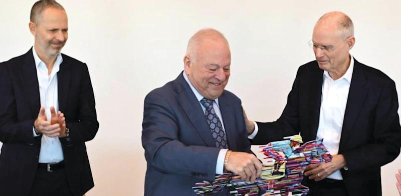 חותמים על העסקה. מימין: ארי קלמן, מנכ''ל מנורה, רוני נתנזון, מייסד מנורה ERN, וערן גריפל, יו''ר מנורה מבטחים / צילום: עידן שיסטר חותמים על העסקה. מימין: ארי קלמן, מנכ''ל מנורה, רוני נתנזון, מייסד מנורה ERN, וערן גריפל, יו''ר מנורה מבטחים / צילום: עידן שיסטר