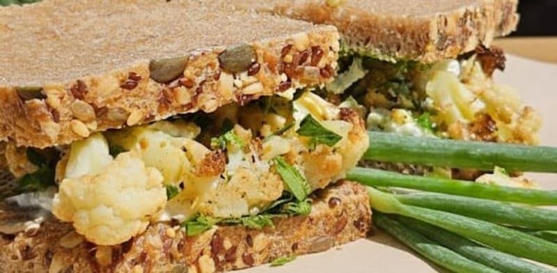 כריך בעגלת הקפה גן עד / צילום: אילון פמיליה כריך בעגלת הקפה גן עד / צילום: אילון פמיליה