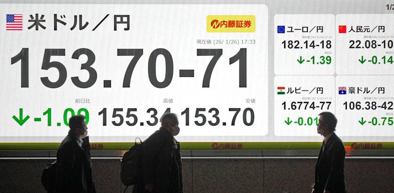 ירידת שער הדולר/ין על גבי מסך בטוקיו, יום ג' / צילום: Reuters, Kotaro Numata ירידת שער הדולר/ין על גבי מסך בטוקיו, יום ג' / צילום: Reuters, Kotaro Numata