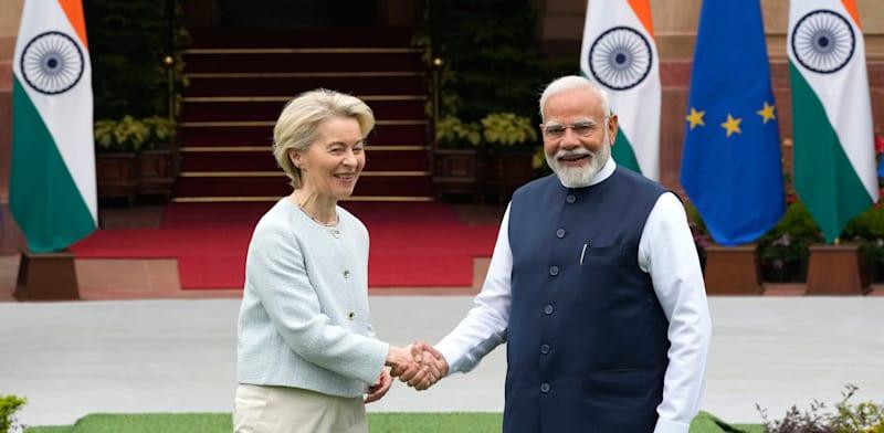 ראש ממשלת הודו, נרנדרה מודי, ונשיאת הנציבות האירופית, אורסולה פון דר ליין / צילום: ap, Manish Swarup ראש ממשלת הודו, נרנדרה מודי, ונשיאת הנציבות האירופית, אורסולה פון דר ליין / צילום: ap, Manish Swarup