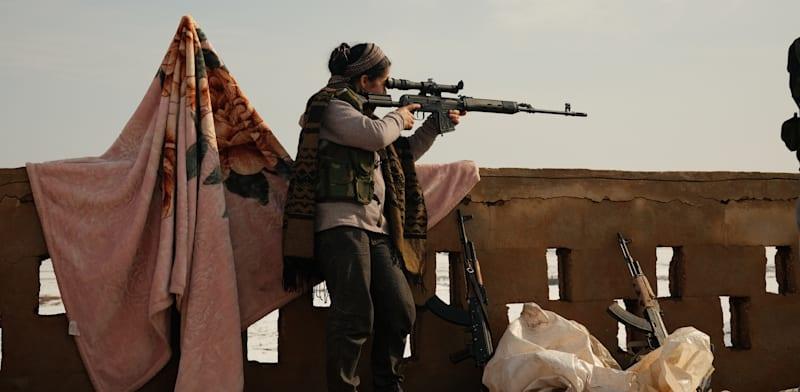 צלפית מיחידת הלוחמות הכורדיות בסוריה / צילום: Reuters, Thomas Noonan / Hans Lucas צלפית מיחידת הלוחמות הכורדיות בסוריה / צילום: Reuters, Thomas Noonan / Hans Lucas