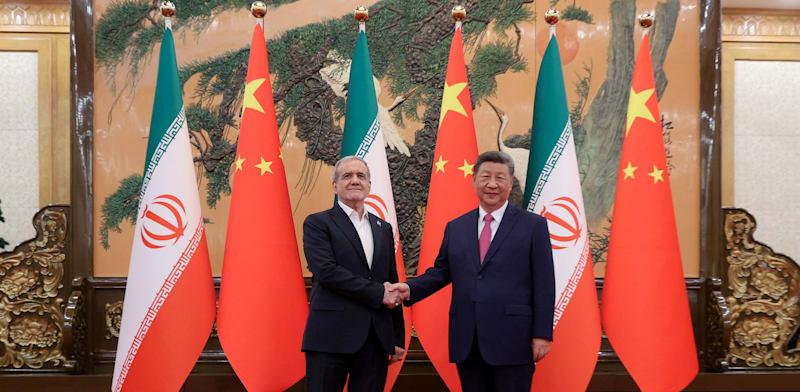 נשיא סין שי ונשיא איראן פזשכיאן נפגשים בבייג'ינג / צילום: ap, Ng Han Guan נשיא סין שי ונשיא איראן פזשכיאן נפגשים בבייג'ינג / צילום: ap, Ng Han Guan