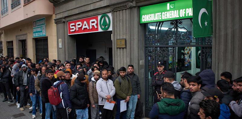 מאות פקיסטנים ממתינים בכניסה לקונסוליה הפקיסטנית בברצלונה בעקבות החלטת ממשלת ספרד להעניק אישורים למהגרים / צילום: ap, Emilio Morenatti מאות פקיסטנים ממתינים בכניסה לקונסוליה הפקיסטנית בברצלונה בעקבות החלטת ממשלת ספרד להעניק אישורים למהגרים / צילום: ap, Emilio Morenatti