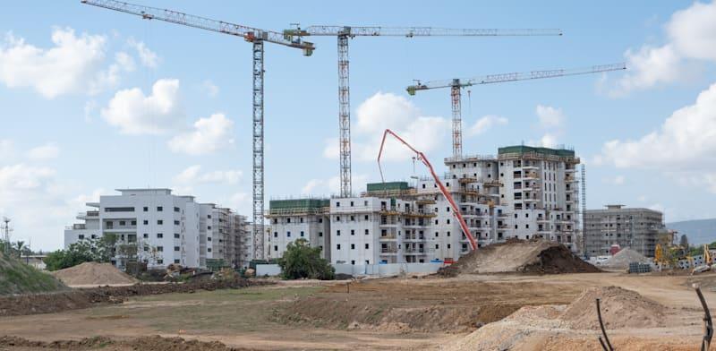 אתר בנייה במרכז הארץ. ''כשהשוק מאט, יש ליזמים תמריץ לתת הנחות והטבות'' / צילום: Shutterstock אתר בנייה במרכז הארץ. ''כשהשוק מאט, יש ליזמים תמריץ לתת הנחות והטבות'' / צילום: Shutterstock