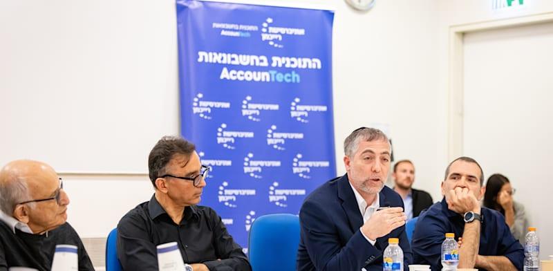 מימין: פרופ' אסף חמדני, יו''ר הוועדה לרפורמה בדוחות; ספי זינגר, יו''ר רשות ניירות ערך; רו''ח שלומי שוב ופרופ' אמיר ברנע / צילום: אלון גלבוע מימין: פרופ' אסף חמדני, יו''ר הוועדה לרפורמה בדוחות; ספי זינגר, יו''ר רשות ניירות ערך; רו''ח שלומי שוב ופרופ' אמיר ברנע / צילום: אלון גלבוע