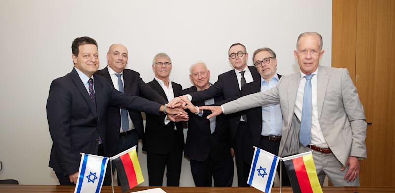 נציגי הפג לויד, צים וקרן פימי באירוע החתימה על העסקה / צילום: שוקה כהן נציגי הפג לויד, צים וקרן פימי באירוע החתימה על העסקה / צילום: שוקה כהן