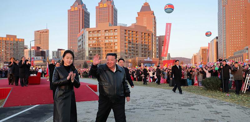 קים ג'ו אה לצד אביה, באחת מהופעותיה הפומביות / צילום: Reuters קים ג'ו אה לצד אביה, באחת מהופעותיה הפומביות / צילום: Reuters