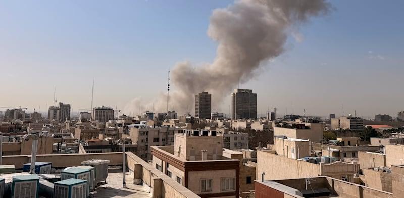 עשן בטהרן לאחר תקיפה משובלת של ישראל וארה''ב / צילום: ap עשן בטהרן לאחר תקיפה משובלת של ישראל וארה''ב / צילום: ap