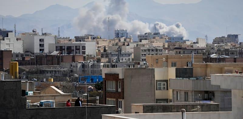 עשן בטהרן לאחר התקיפה המשולבת של ישראל וארה''ב / צילום: AP עשן בטהרן לאחר התקיפה המשולבת של ישראל וארה''ב / צילום: AP