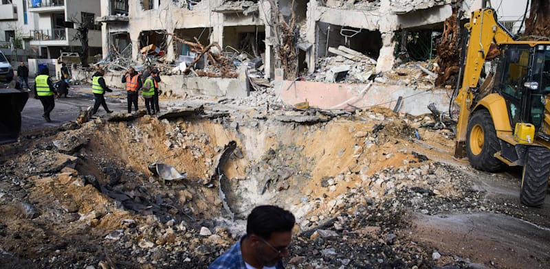 אזור פגיעת הטיל האיראני בתל אביב / צילום: ap, Oded Balilty אזור פגיעת הטיל האיראני בתל אביב / צילום: ap, Oded Balilty