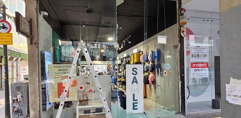 חלון הראווה של חנות iBags שנופץ / צילום: אורון גנץ חלון הראווה של חנות iBags שנופץ / צילום: אורון גנץ