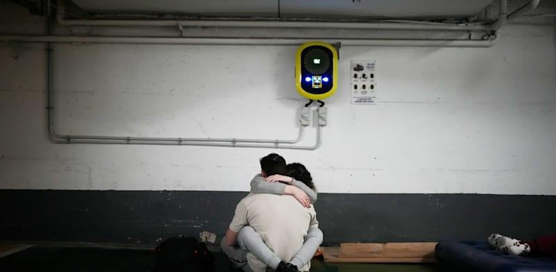 ישראלים מתמגנים בחניון תת-קרקעי בתל אביב בעת התקפת טילים מאיראן / צילום: ap, Ohad Zwigenberg ישראלים מתמגנים בחניון תת-קרקעי בתל אביב בעת התקפת טילים מאיראן / צילום: ap, Ohad Zwigenberg