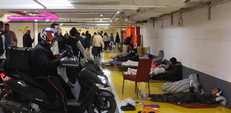 ישראלים מוצאים מקלט בחניונים תת־קרקעיים / צילום: Reuters, Oren Ziv ישראלים מוצאים מקלט בחניונים תת־קרקעיים / צילום: Reuters, Oren Ziv