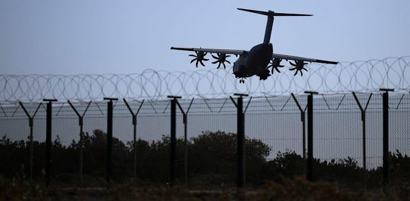 כלי טיס נערך לנחיתה בבסיס הבריטי אקרוטירי שבקפריסין, לאחר שהותקף השבוע / צילום: Reuters, Yiannis Kourtoglou כלי טיס נערך לנחיתה בבסיס הבריטי אקרוטירי שבקפריסין, לאחר שהותקף השבוע / צילום: Reuters, Yiannis Kourtoglou