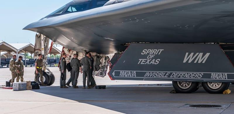 חיילי חיל האוויר האמריקאי לצד B-2 Spirit / צילום: ap חיילי חיל האוויר האמריקאי לצד B-2 Spirit / צילום: ap