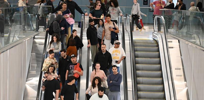 ישראלים יורדים למקלט בזמן אזעקה / צילום: Reuters, Paulina Patimer ישראלים יורדים למקלט בזמן אזעקה / צילום: Reuters, Paulina Patimer