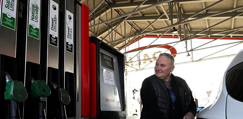 סלובקיה. כל בעל רכב יוכל לתדלק במקסימום 400 אירו / צילום: Reuters, Radovan Stoklasa סלובקיה. כל בעל רכב יוכל לתדלק במקסימום 400 אירו / צילום: Reuters, Radovan Stoklasa