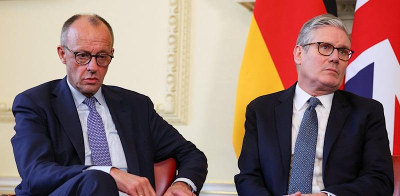 קנצלר גרמניה פרידריך מרץ וראש ממשלת בריטניה קיר סטארמר / צילום: ap, Toby Melville קנצלר גרמניה פרידריך מרץ וראש ממשלת בריטניה קיר סטארמר / צילום: ap, Toby Melville