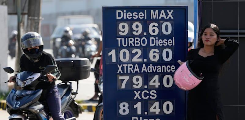 תחנת דלק בפיליפינים בסוף השבוע האחרון / צילום: ap, Aaron Favila תחנת דלק בפיליפינים בסוף השבוע האחרון / צילום: ap, Aaron Favila